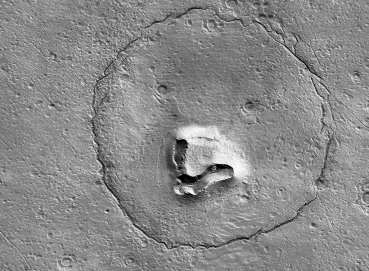 Космічний апарат NASA виявив величезного "ведмедя" на Марсі