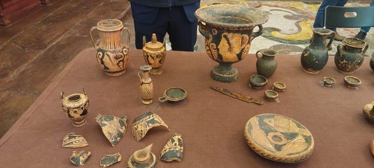 поховання, Італія, Кампанья, культура, археологи, археологія, незаконне будівництво, останки, гробниця, кераміка, вази, останки