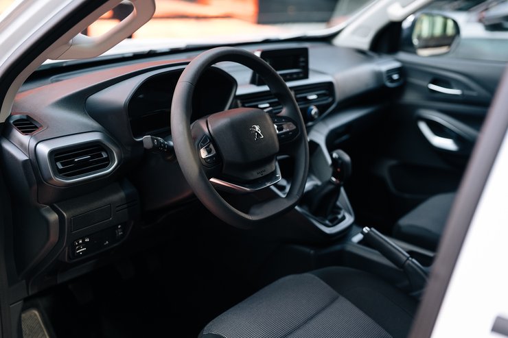 Салон Peugeot Landtrek Лютий