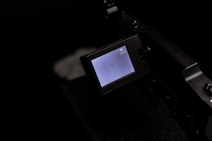 На дисплей выводится изображение с камеры, которая будет давать информацию за углом