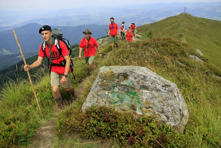 Евгений Лемешенко идет первым во время лагерного похода