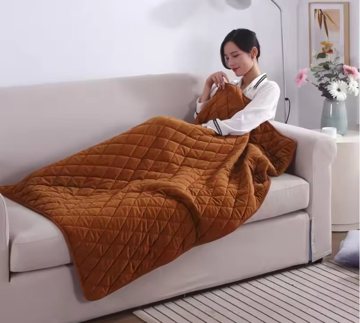 Дівчина на дивані з електроковдрою