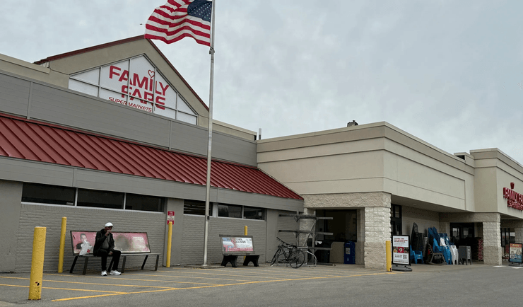 Женщина жила в вывеске магазина, торговый центр, магазин, женщина проникла на крышу, название магазина,