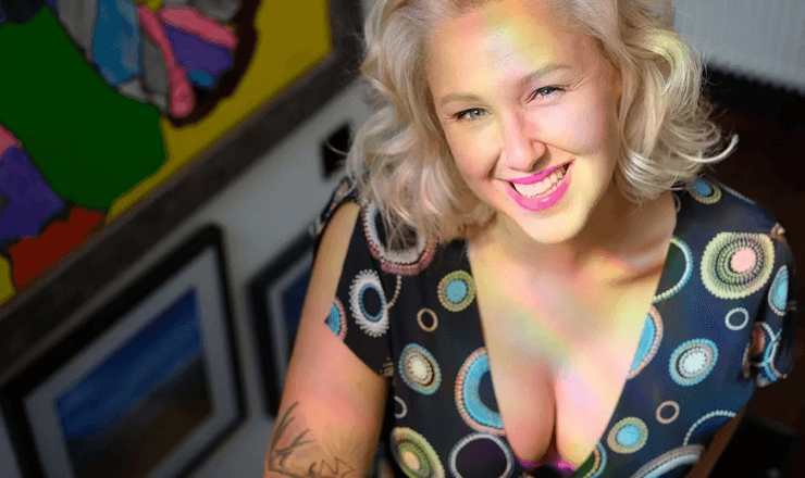 Женщина уверена, что она целительница, волшебница, исцеляет болезни, помолодела на 10 лет, секрет долголетия, красота,