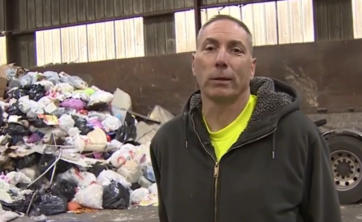 Выброшенное в мусорку бриллиантовое кольцо, украшение на помойке, курьезы, фото, видео, США