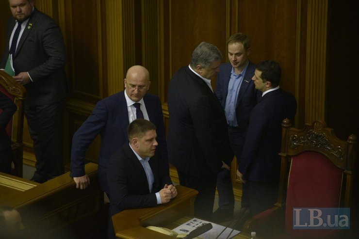 Зеленский и Порошенко говорят в Верховной Раде
