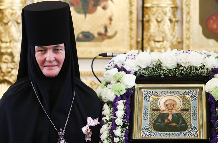 Игуменья Феофания Мискина с иконой блаженной Матроны Московской