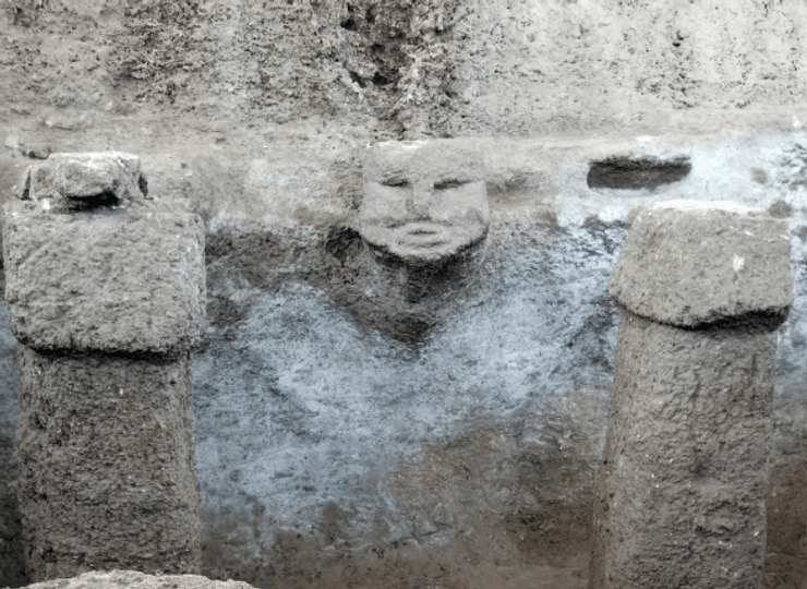 голова людини, колони в формі фалоса, фото