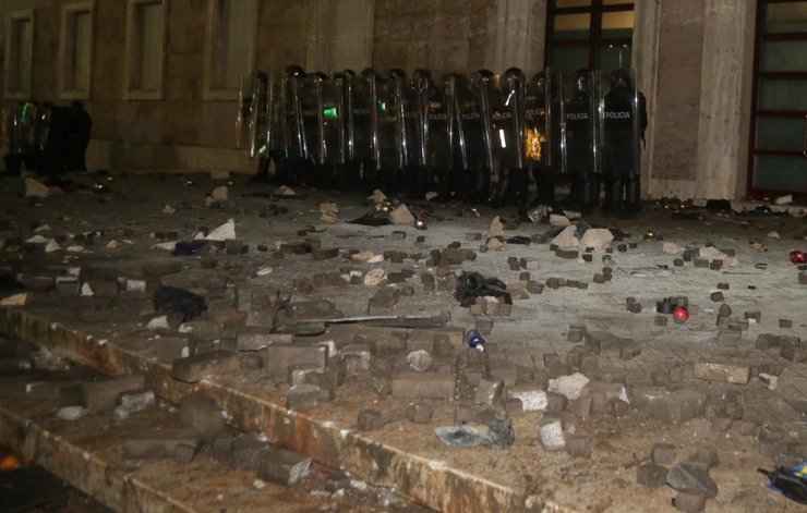 тирана, албания, протесты, рождественская елка, убийство