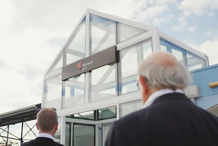 Солнечные окна торгового центра в Уорике