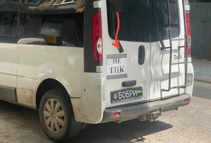 Военные вынуждены клеить на автомобили надписи "Не ТЦК"