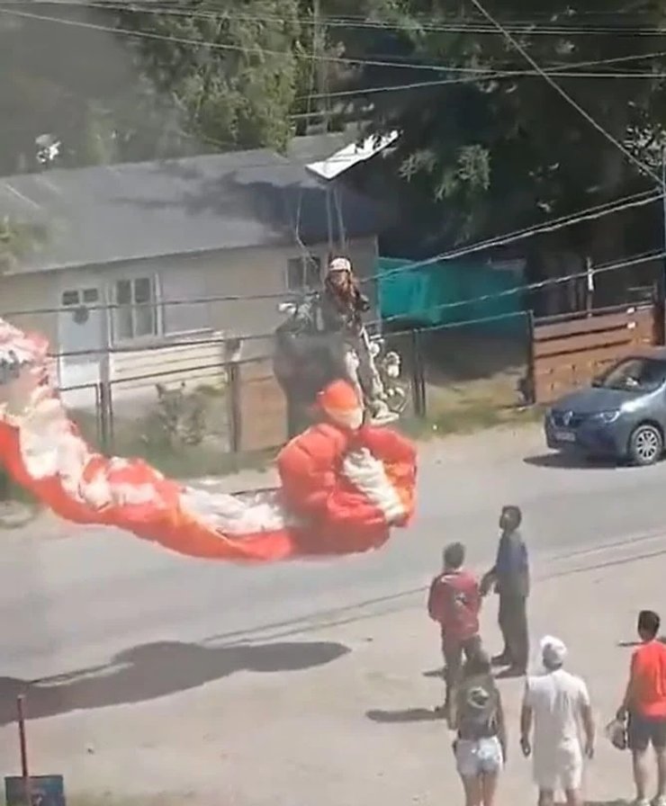 Жінка заплуталась в кабелях лінії електропередач