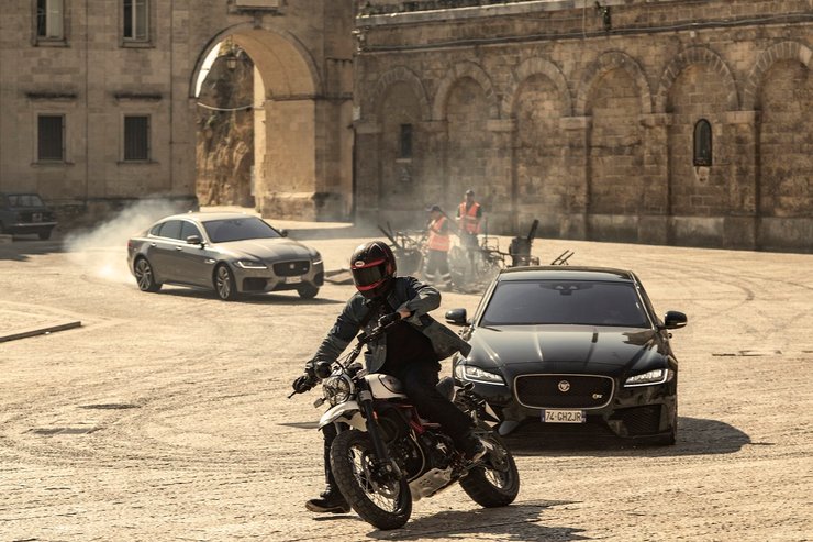 погоня у фільмі про агента 007 Джеймса Бонда "Чи не час помирати", кадри з фільму