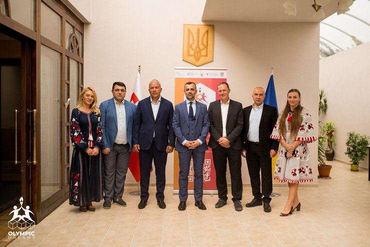 На фото зліва направо: Олександра Новікова, Карен Балаян, Анатолій Бойко, Мирослав Кастран,  Петер Дедик, Ігор Малинський, Олександра Старкова