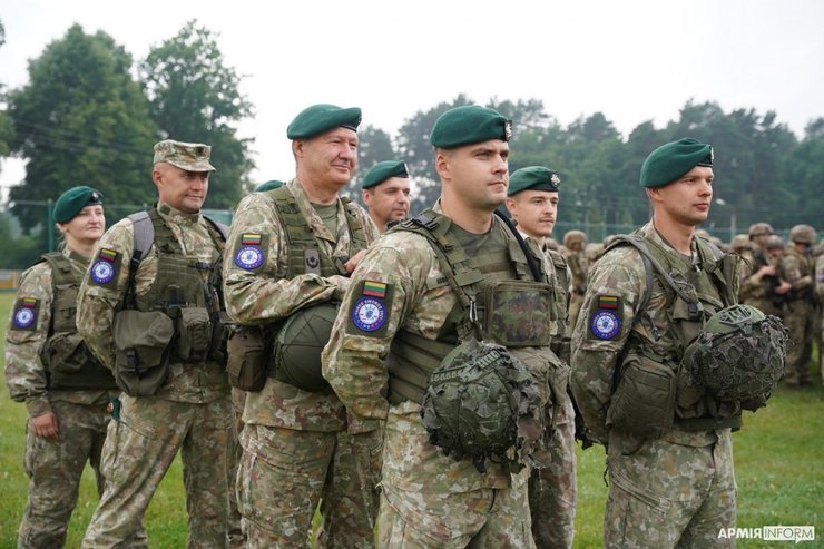 литовські військові на навчаннях три меча