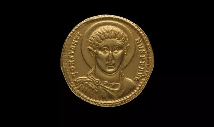 золота монета, чорний фон, фото