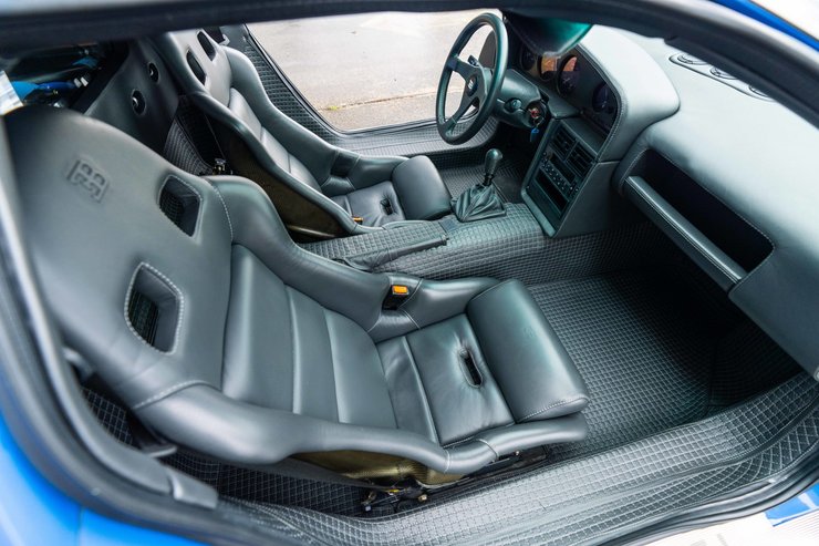 салон Bugatti EB110