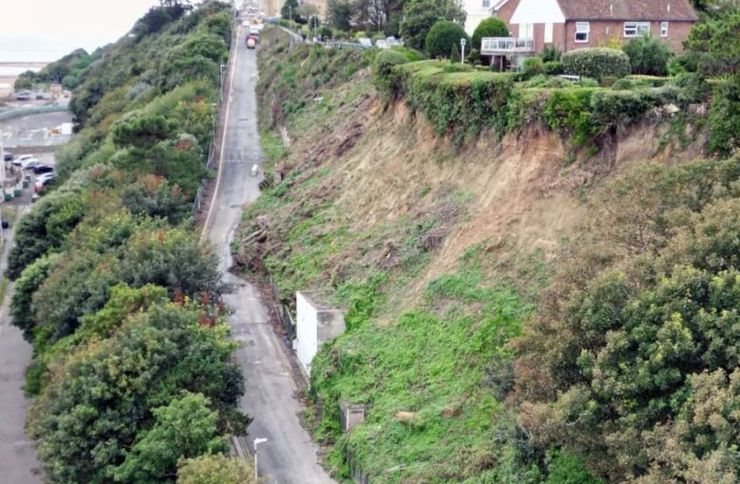 Маріан Волтерс живе у будинку на краю прірви, зсув, Велика Британія, нерухомість в аварійному стані, житло