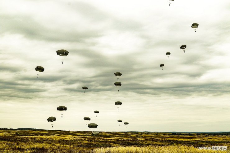 стрибки бійців ЗСУ та сша