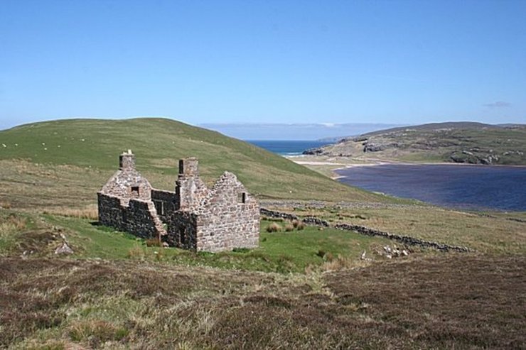 Коттедж, развалины, развалины, дом с призраками, горы, берег, Шотландия, таинственный пляж, загадки океана, тайны океана, тайны бухты Сэндвуд Бей