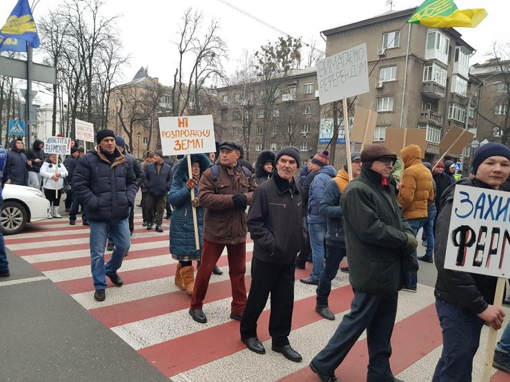 Протестующие перекрывают улицы