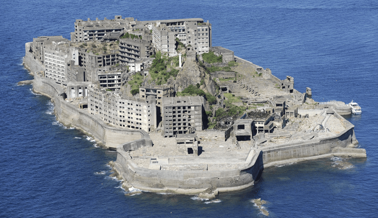 Остров Хасима, заброшенный остров в Японии, остров без зелени, наследие ЮНЕСКО, любимое место туристов, шахтерский городок, превратился в руины