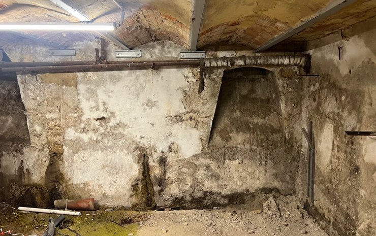 Мужчина в подвале, находка, под домом, комната в подвале, тайная комната, сеть туннелей, туннели под домом, новое жилье