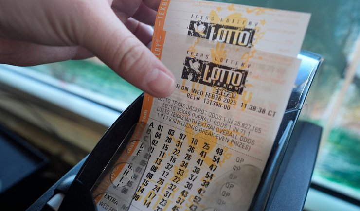 Лотерея, лотерейный билет, деньги, доллары, банкноты, купюры, победа в лотерее, забрали приз, денежный приз