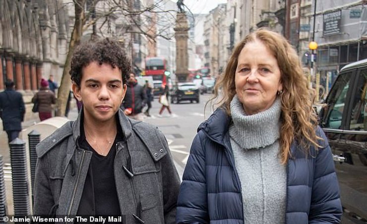 Кейра Белл с адвокатом