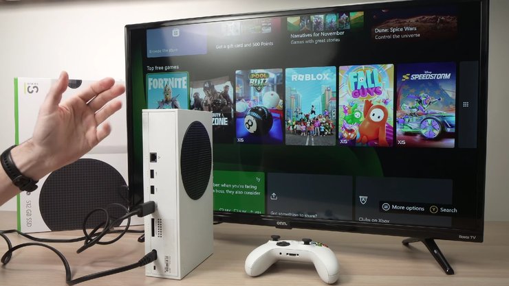 Консоль Xbox S series біля телевізора