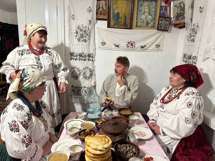 Евгений Клопотенко с украинскими женщинами в вышиванках