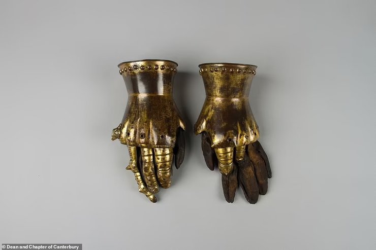 руки, перчатки, стол, фото