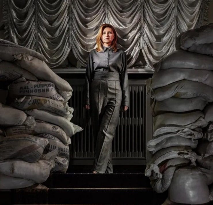 Елена Зеленская позирует для The Guardian на фоне мешков, которые защищают помещение Офиса президента от взрывов.
