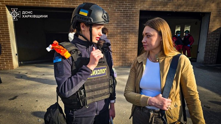 Психологи Службы спасения оказывают помощь людям на месте происшествия