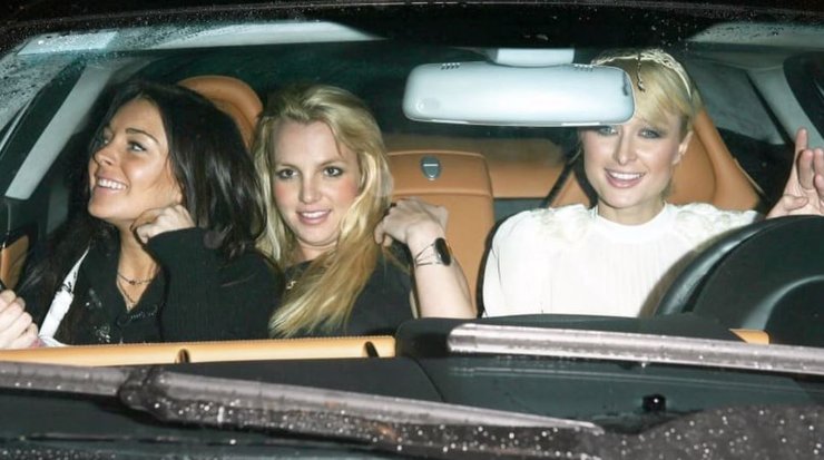 Пэрис Хилтон за рулем своего Mercedes SLR McLaren в компании Бритни Спирс и Линдси Лохан