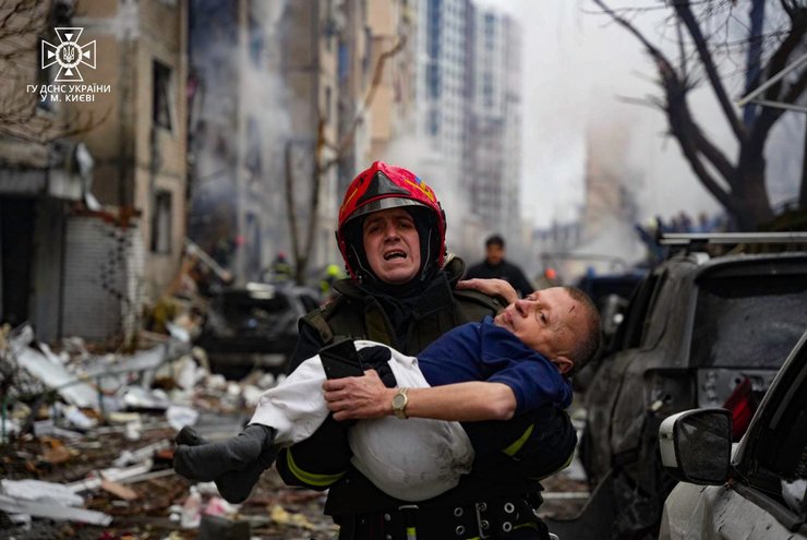 киев, обстрел, спасатель