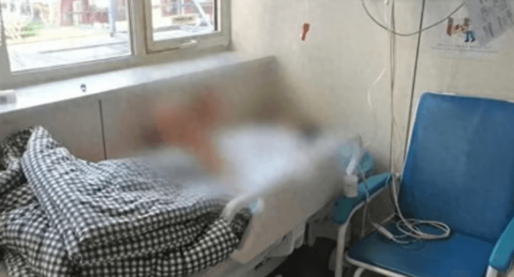 Дівчинка в лікарні