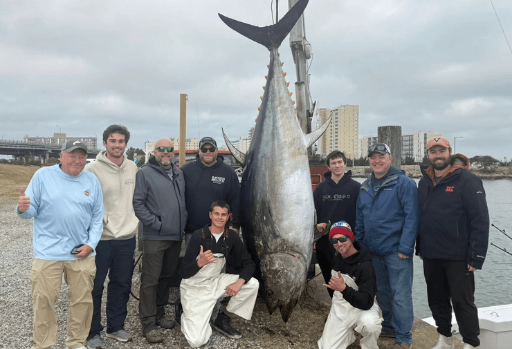Рибалки позують поруч з атлантичним блакитним тунцем вагою близько 380 кг, який побив рекорд