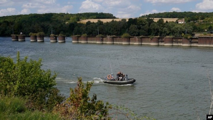 кит білуха, річка сіна, пожежники