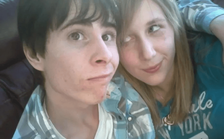 Подружжя знайшло відеокасету із запискою, стара відеокасета, відеомагнітофон, VHS, закохані, подружжя, чоловік і дружина, сімейна цінність