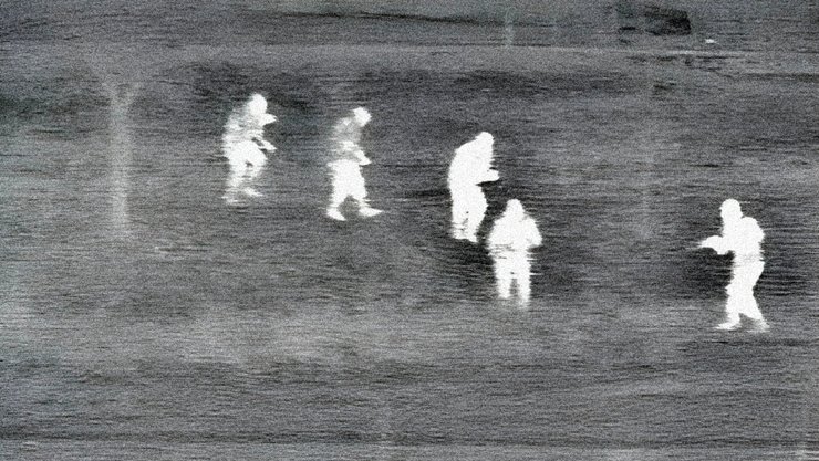 Фигуры людей через дрон-тепловизор