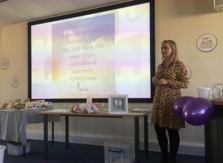 Жінка, акушерка, британка, була вагітна, втратила дитину, курси, благодійна організація