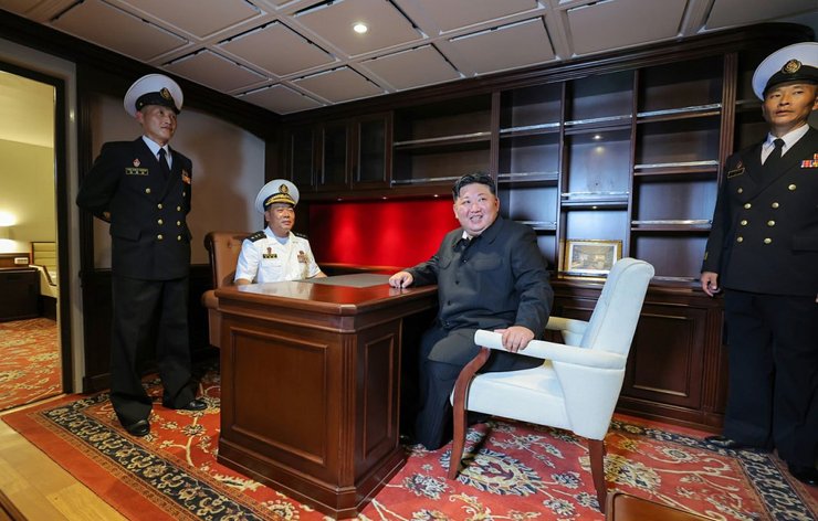 Ким Чен Ын на борту Choe Hyon