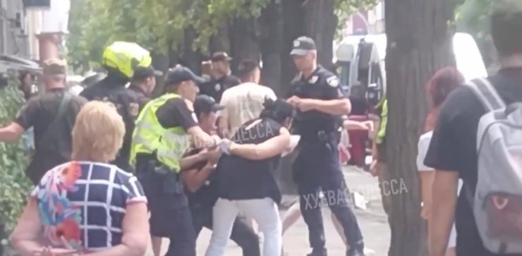 Драка в Одессе с ТЦК, 2 августа, женщина, военные, полиция, задержание