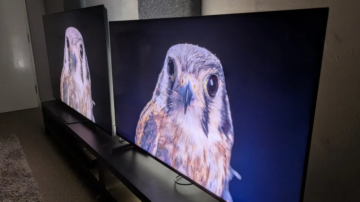 Углы обзора Hisense UR8 и Samsung QN80H