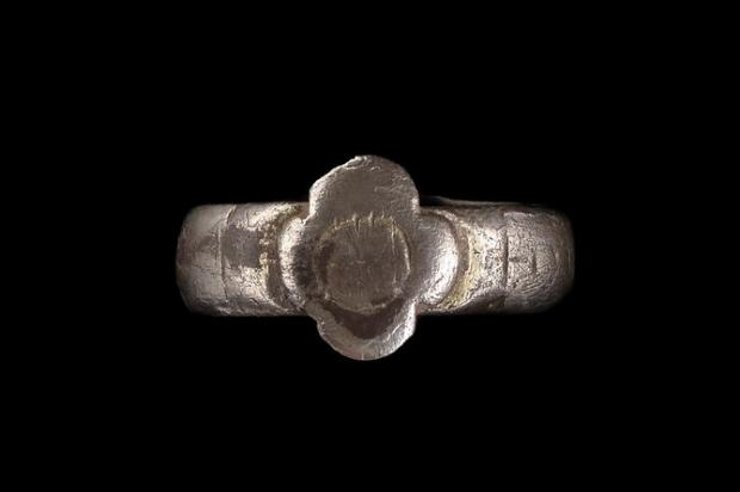 кольцо, цветок, черный фон, фото