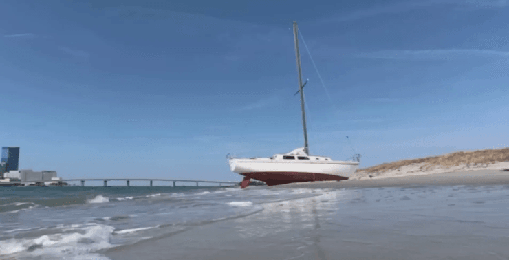 Заброшенная лодка, лодка-призрак, парусная лодка, парусник, выброшенная на берег лодка, туристическая достопримечательность