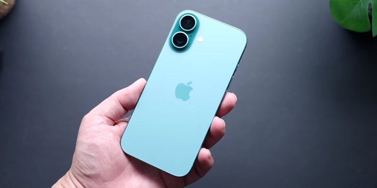 Смартфон iPhone 16 в руке