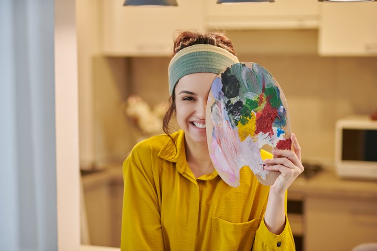 Жінка малює