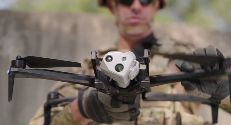 Дрон Skydio X10D у руках військового